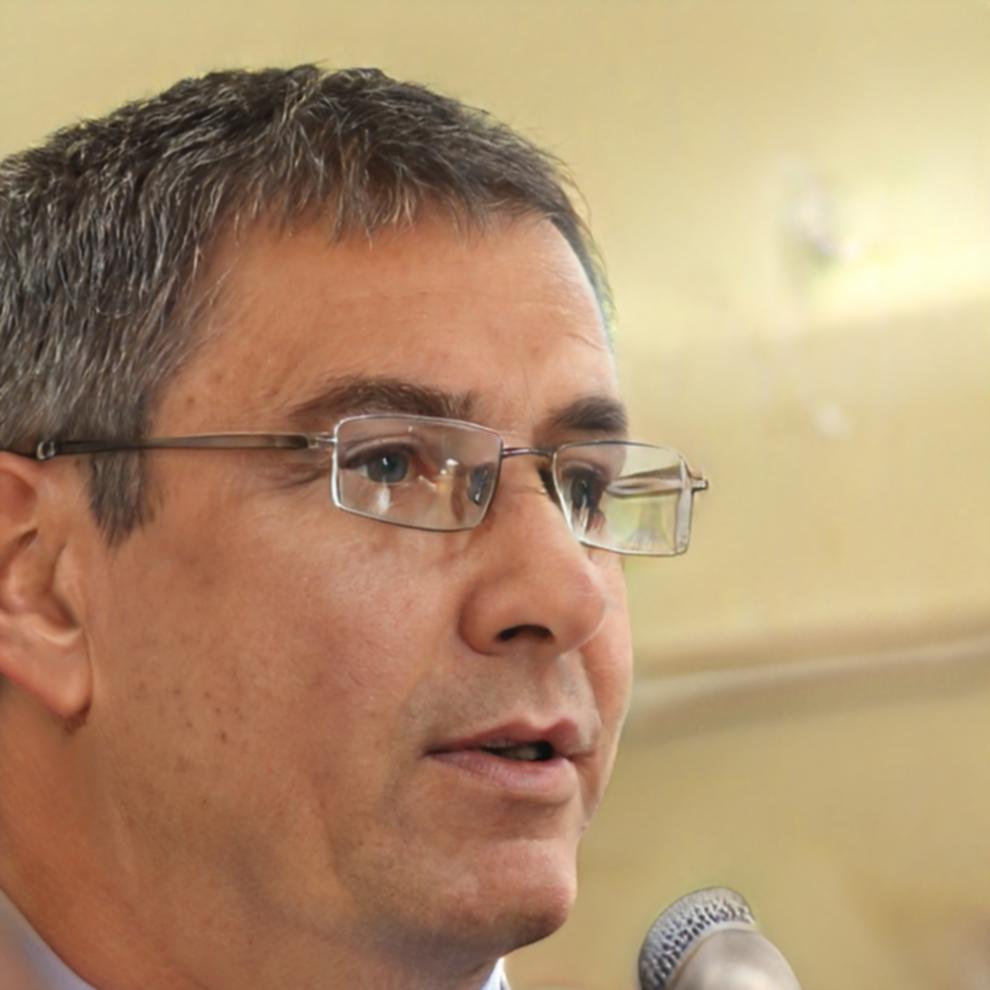 Professional headshot of senior equity research analyst instructor